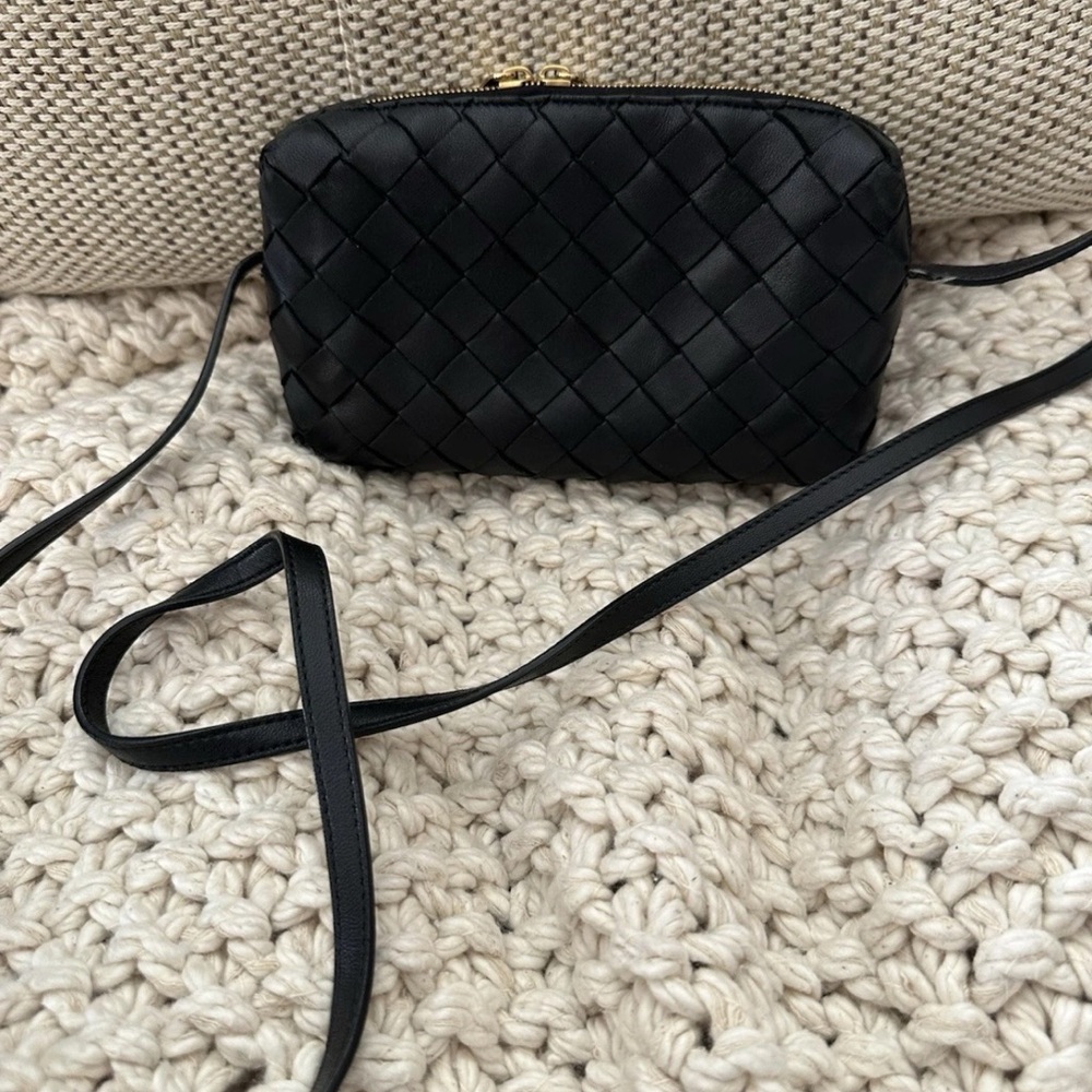 Bottega Veneta Intrecciato Shoulder Bag In Black Leather With Gold Hardware - Picture 2 of 15